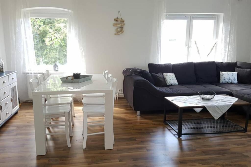 Haushälfte mit Garten und Terrasse Achtung aktuell Baustelle in der Straße Flensburg Exterior foto