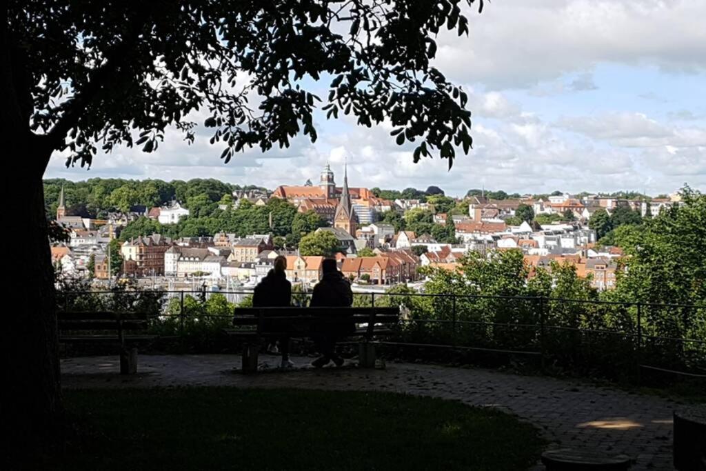 Haushälfte mit Garten und Terrasse Achtung aktuell Baustelle in der Straße Flensburg Exterior foto