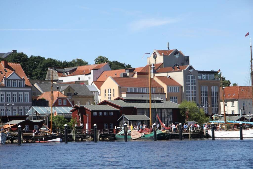 Haushälfte mit Garten und Terrasse Achtung aktuell Baustelle in der Straße Flensburg Exterior foto